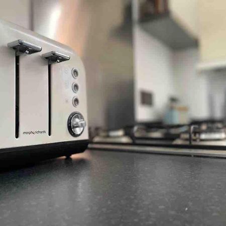 2 Bed Self Contained Apartment Wrexham Dış mekan fotoğraf