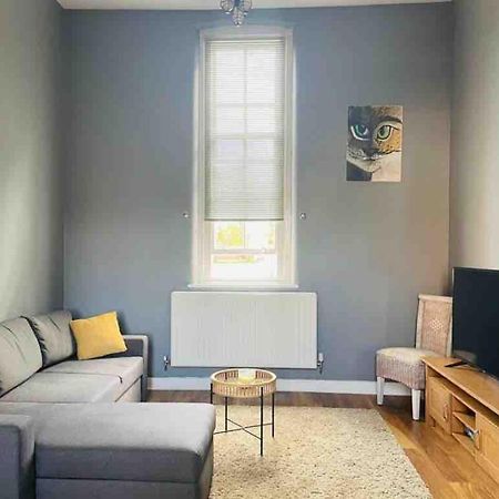 2 Bed Self Contained Apartment Wrexham Dış mekan fotoğraf