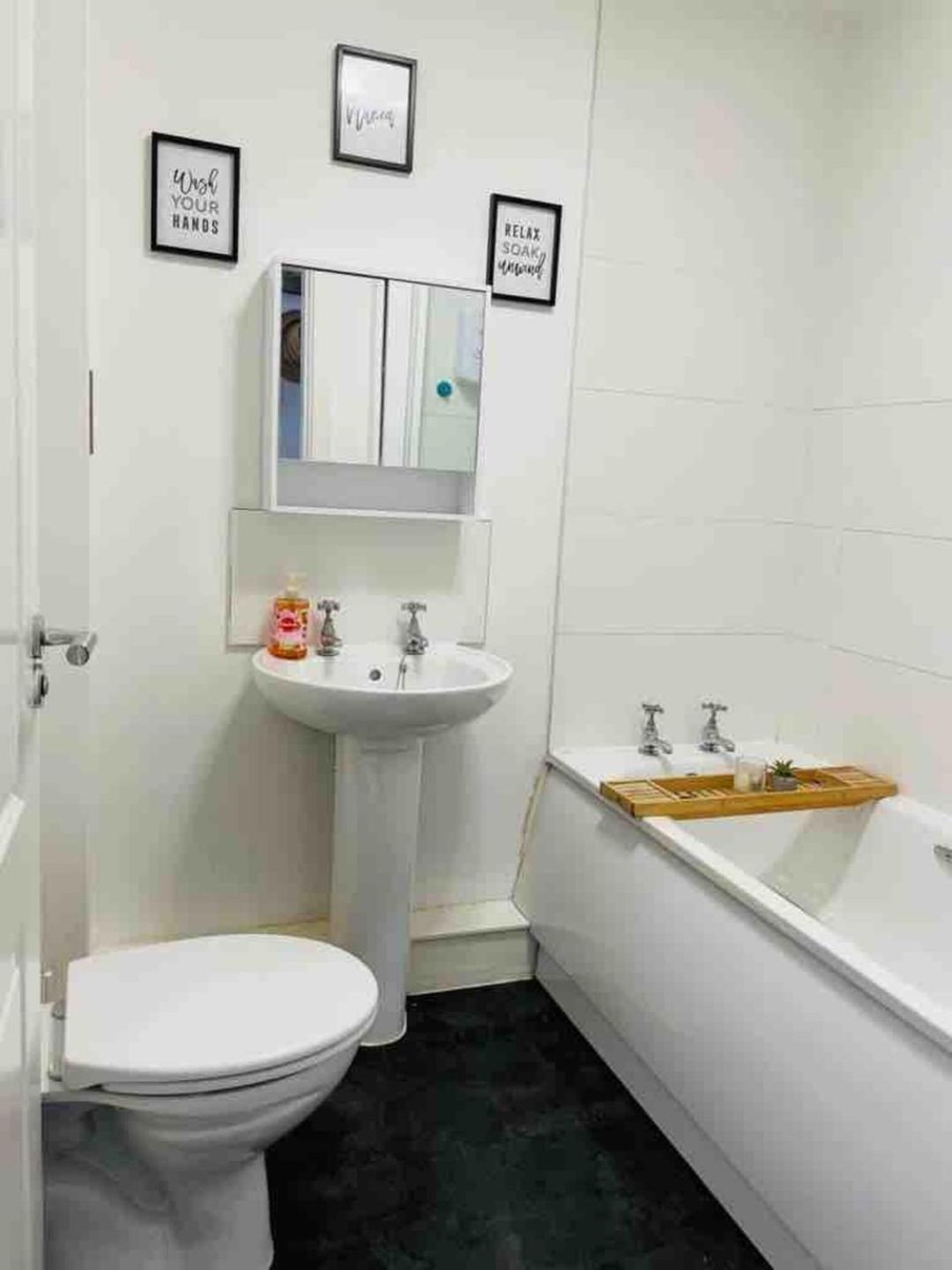 2 Bed Self Contained Apartment Wrexham Dış mekan fotoğraf